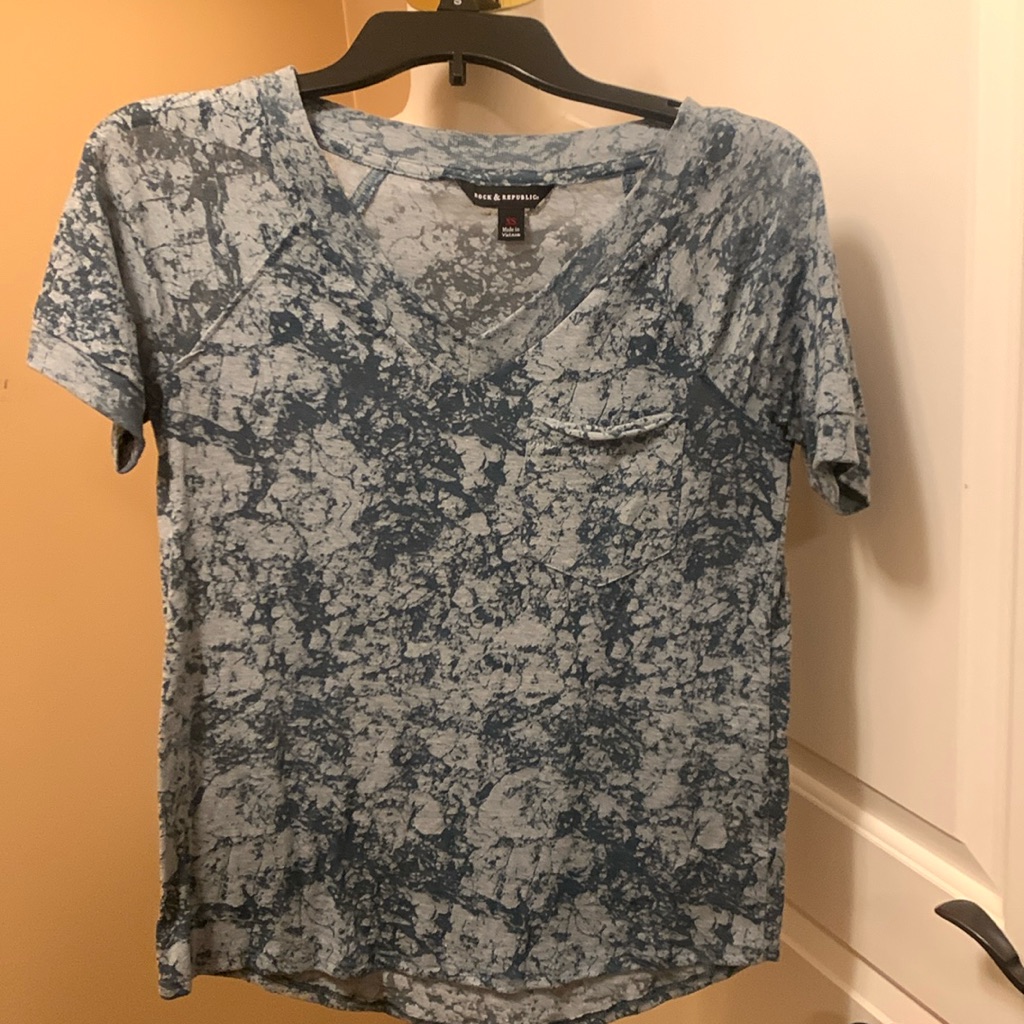 Blue Design Top Euc Pocket Lose Fit !
